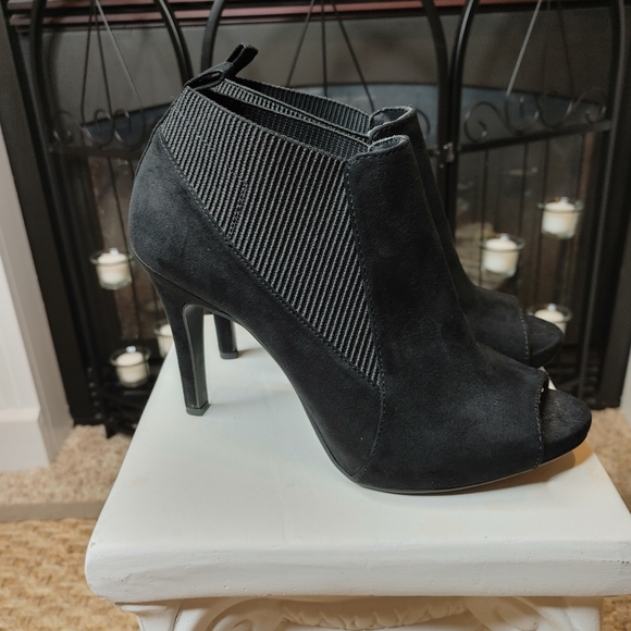 Shoes - SIMPLY VERA WANG BLACK SUEDE PEEP TOE BOOTIES 8